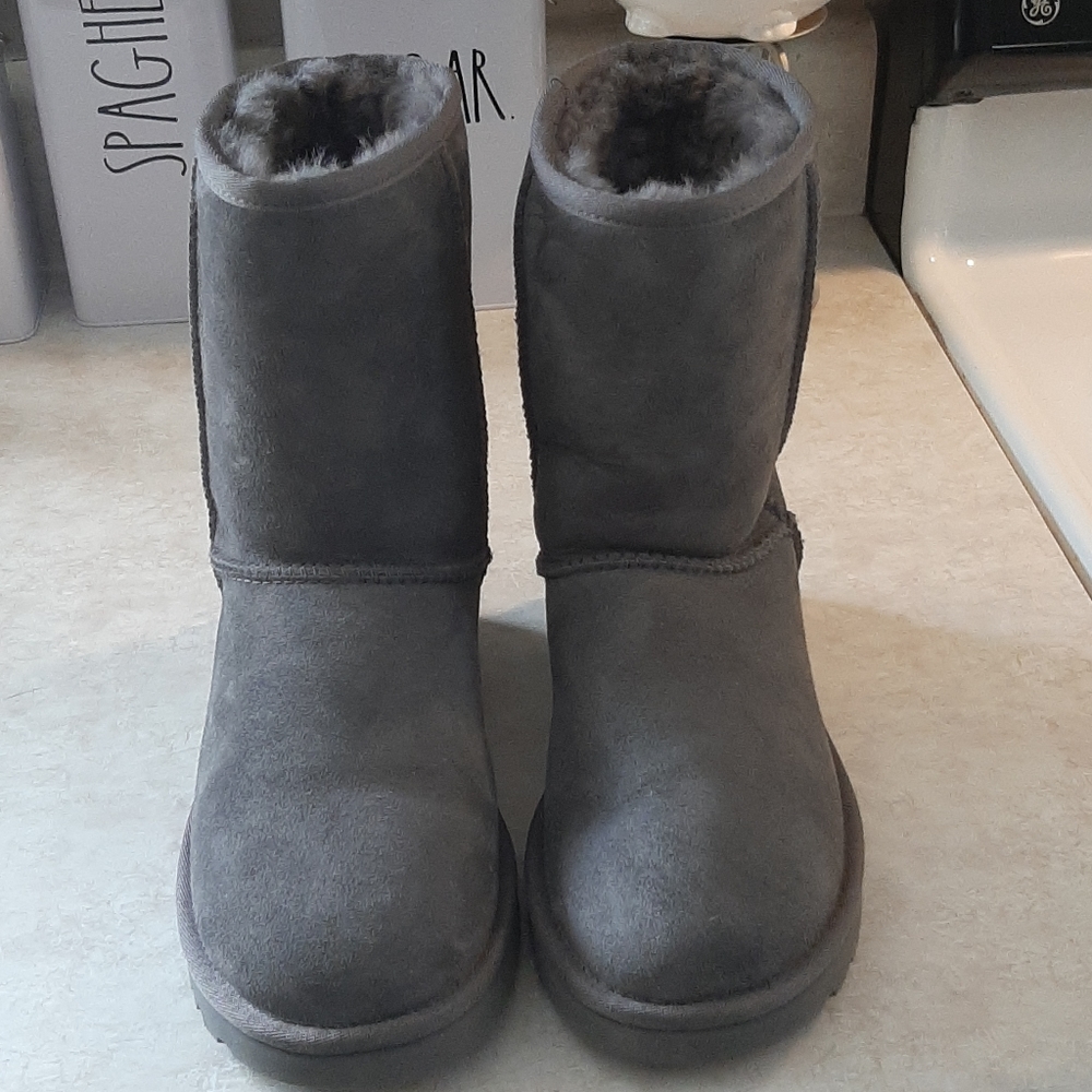 Grey Ugg boots sz 6